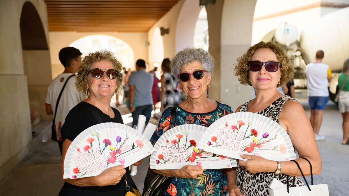 Tres almerienses que ya disfrutan de su abanico.