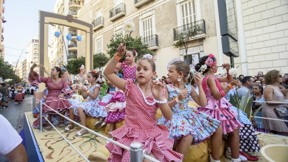 Una más que esperada, para pequeños y mayores, cabalgata de la tradicional Batalla de Flores, una lluvia de claveles rojos y blancos.