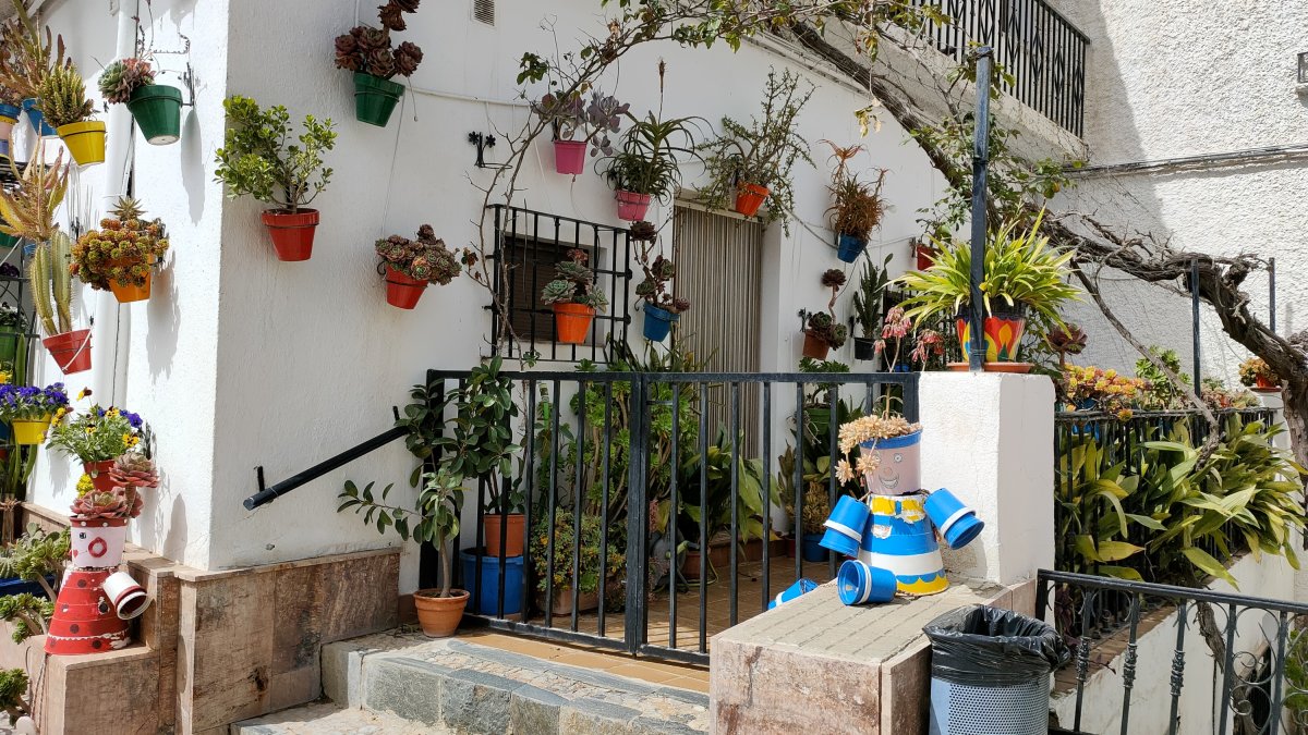 Imagen de una bonita fachada de una casa de Fondón.