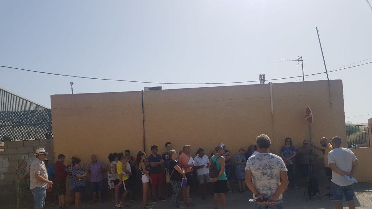 Vecinos de Cortijo Guillén concentrados tras los últimos robos.