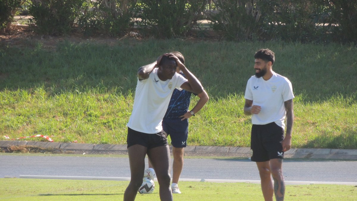 Umar Sadiq en el entrenamiento de este viernes en el Anexo.
