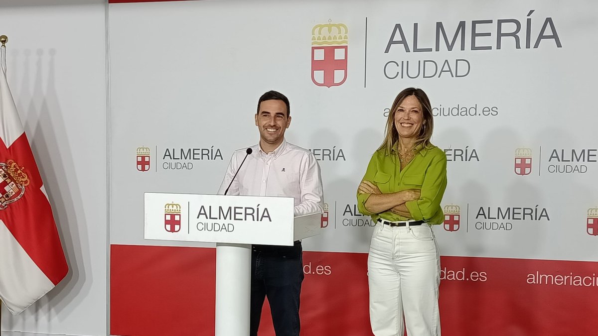Carlos Sánchez junto a Ana Martínez Labella durante el encuentro con la prensa
