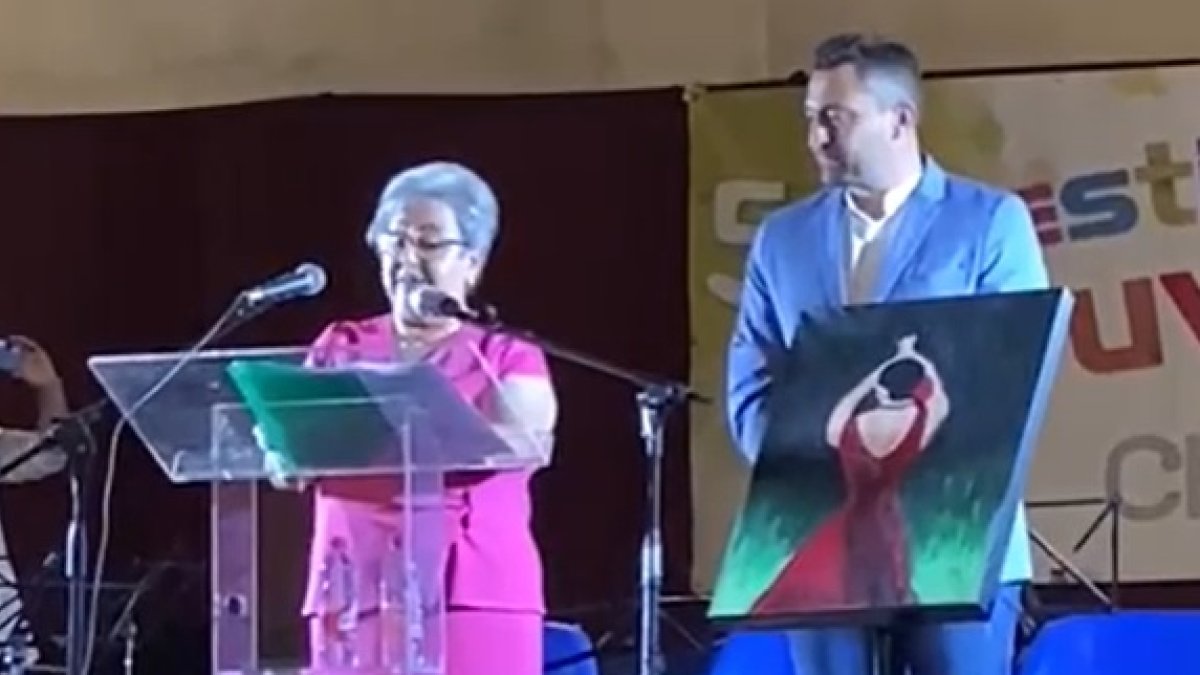 El alcalde de Chirivel, José Torregosa, junto a la pregonera de este 2022, Ana Simón.