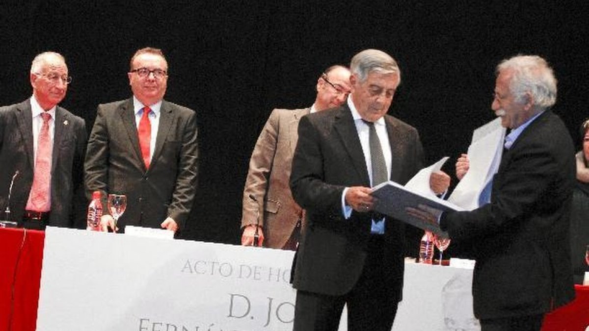 Fernández Revuelta recibe un homenaje de La Voz de Almería.