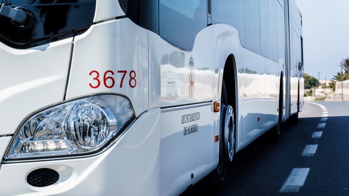 Imagen de uno de los autobuses del refuerzo.