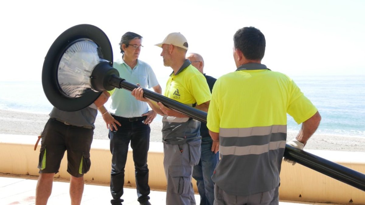 Imagen del alcalde con varios operarios del Ayuntamiento de Adra.