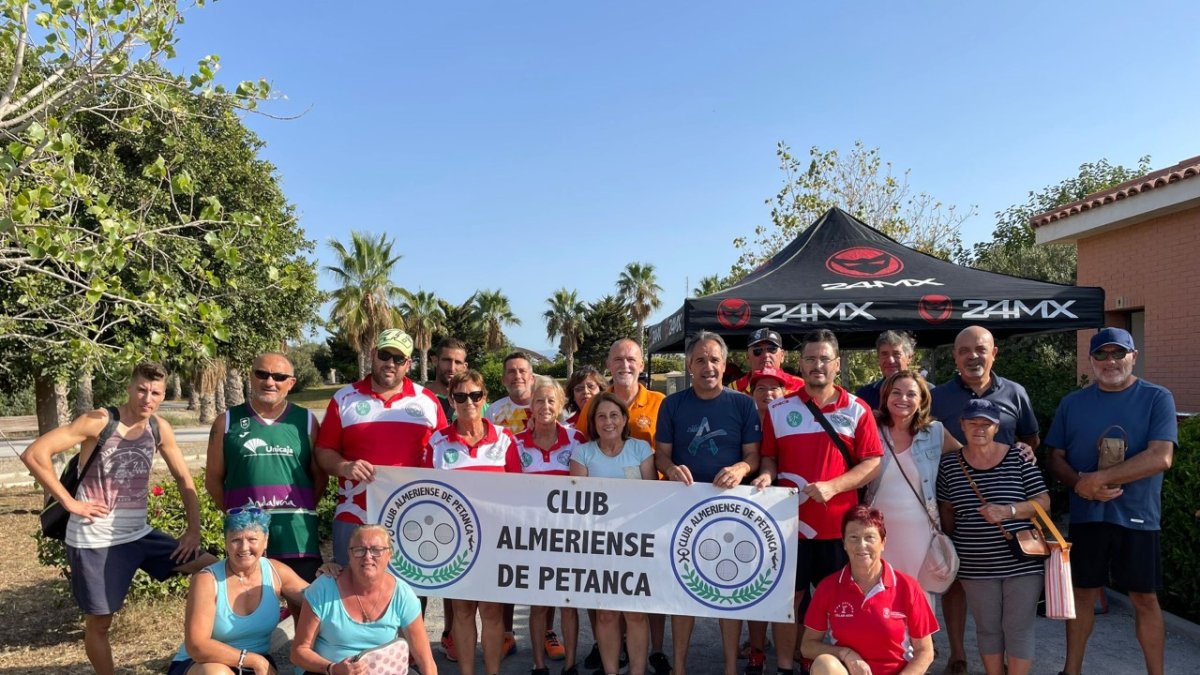 Los protagonistas de la petanca con Juanjo Segura.