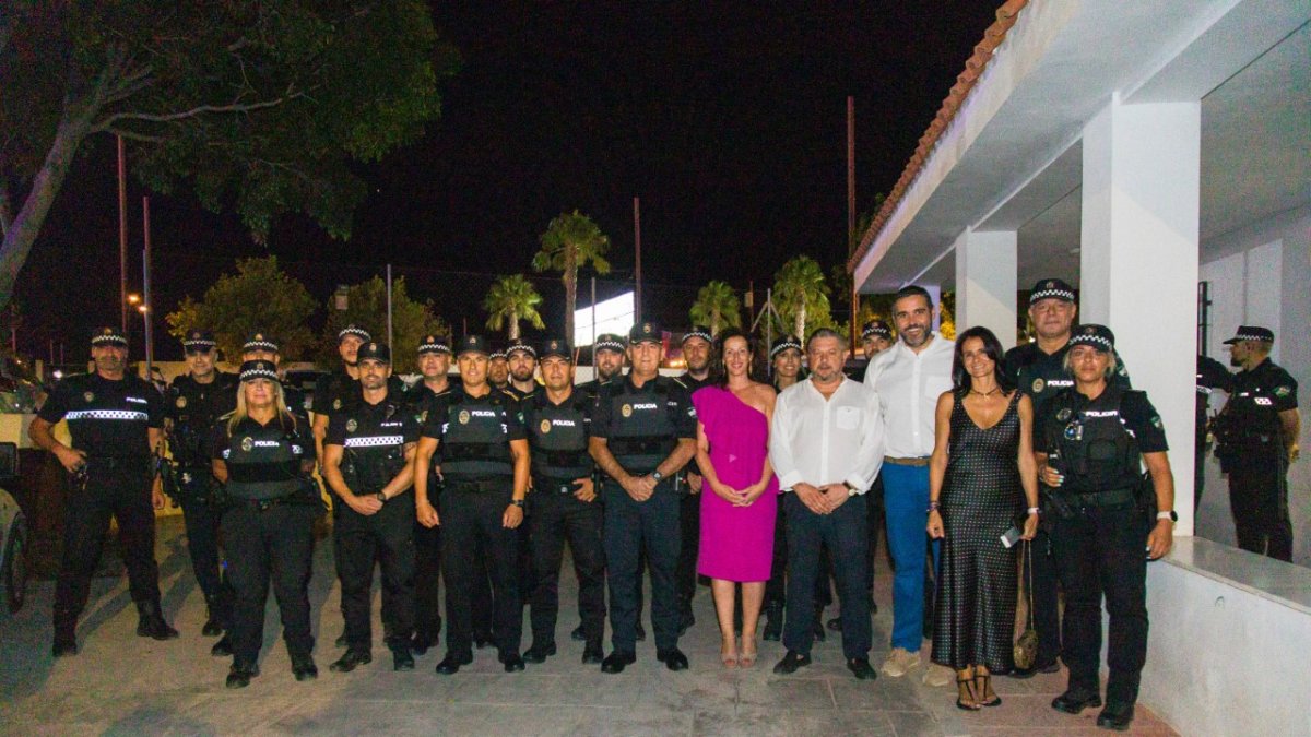 La alcaldesa en funciones junto con parte del dispositivo de seguridad.