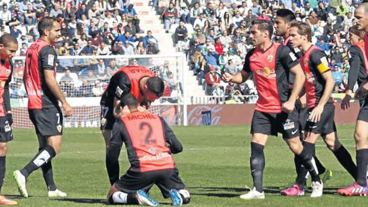 El Almería celebrando su última victoria fuera de casa en Primera.