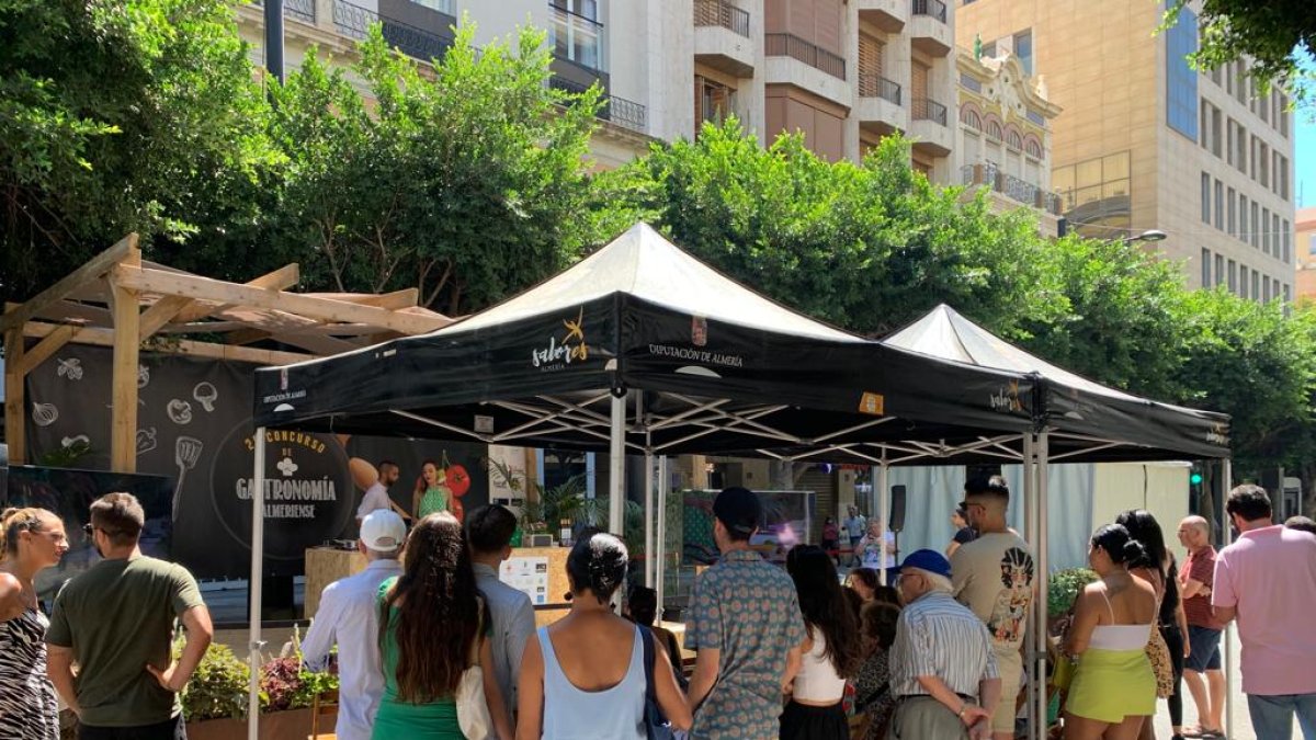 Buscando la sombra en el Paseo de Almería.