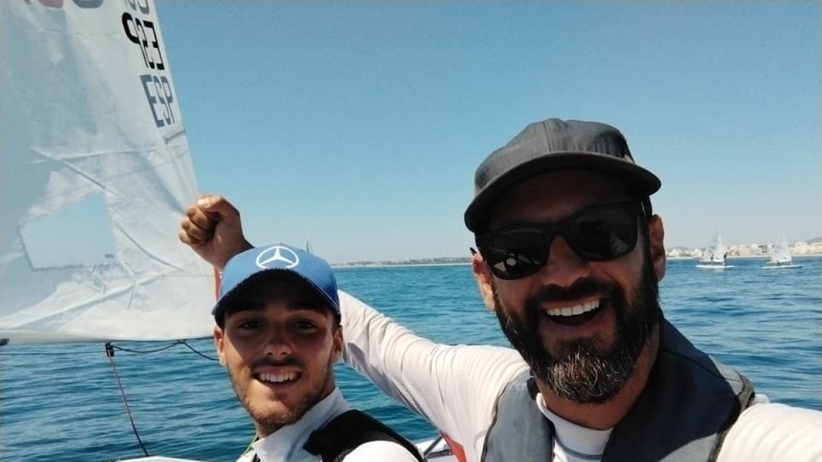 Juanjo Fernández con su gorra de Mercedes Benz.
