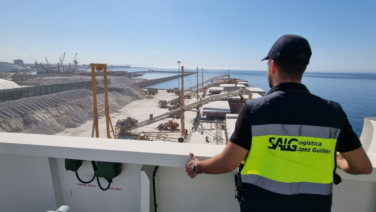La operación se ha iniciado hoy en el Muelle de Pechina.
