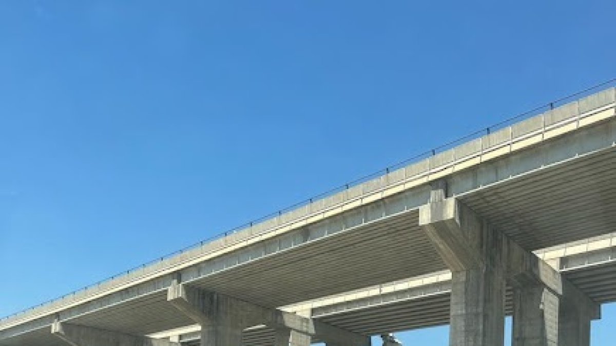 Parte del camión colgando en el puente sobre el río Almanzora.