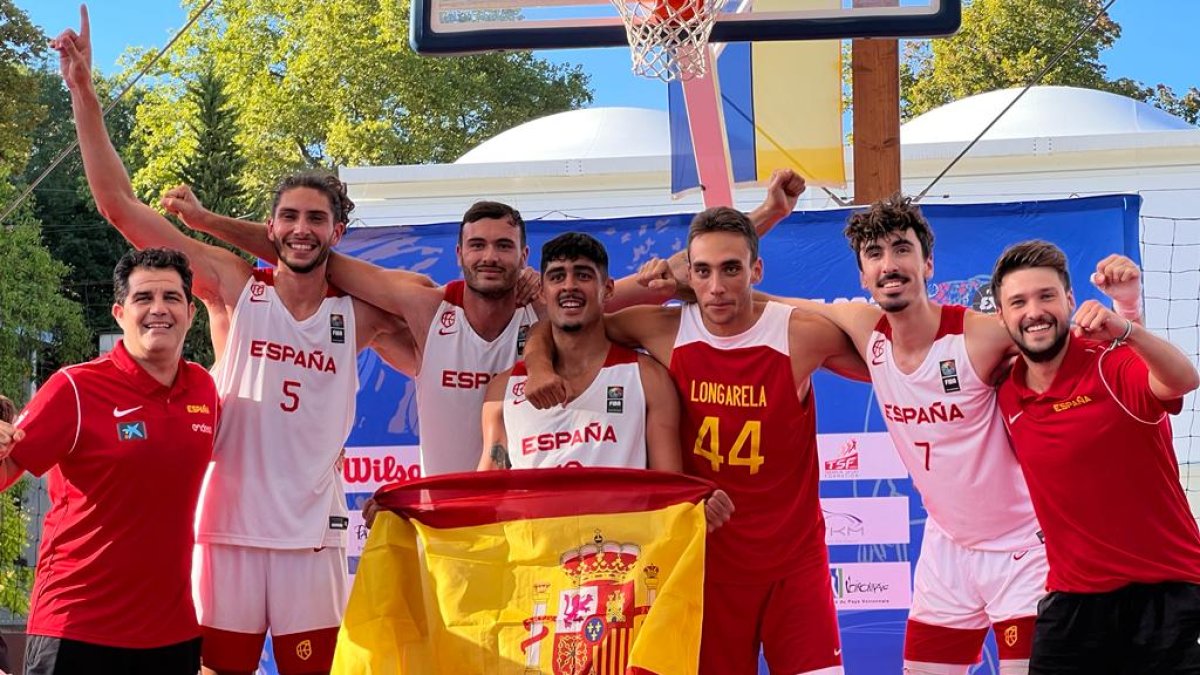 Raúl Fernández con su campeones.
