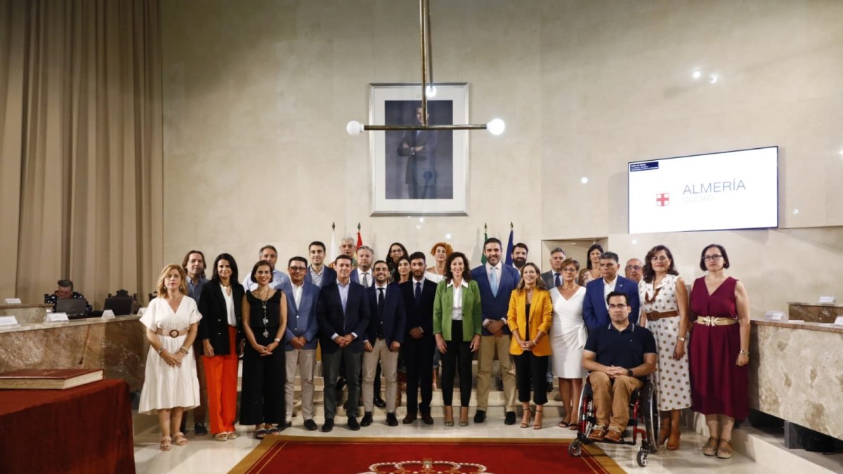 Foto de la Corporación municipal al completo tras la toma de posesión.