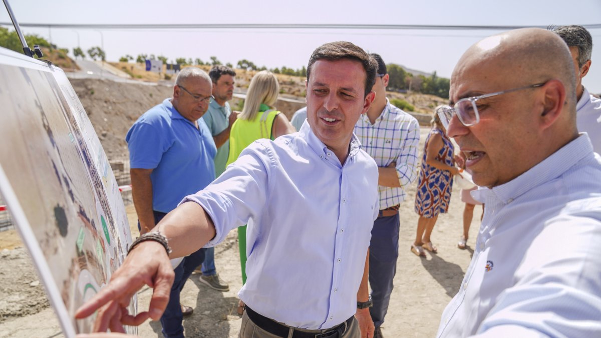 El presidente provincial junto al alcalde en una fotografía de archivo.