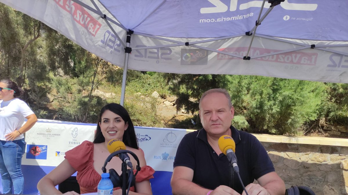 El alcalde cuevano, Antonio Fernández Liria se pasa por el Stand del \'Hoy por Hoy\'.