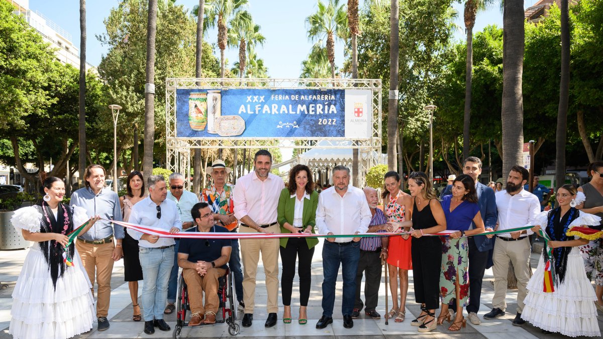 La Alcaldesa María Vázquez y los concejales inaugurando la XXX feria de Alfarería.