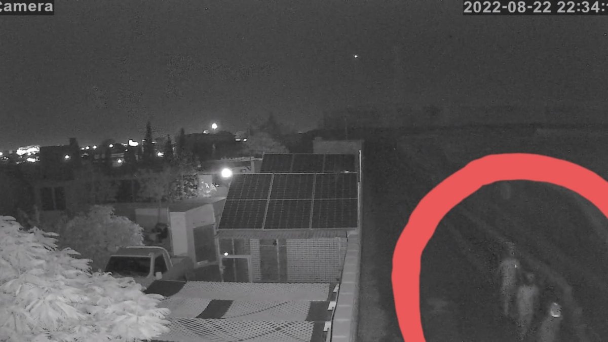 Imagen de los tres individuos, captada por una cámara de seguridad