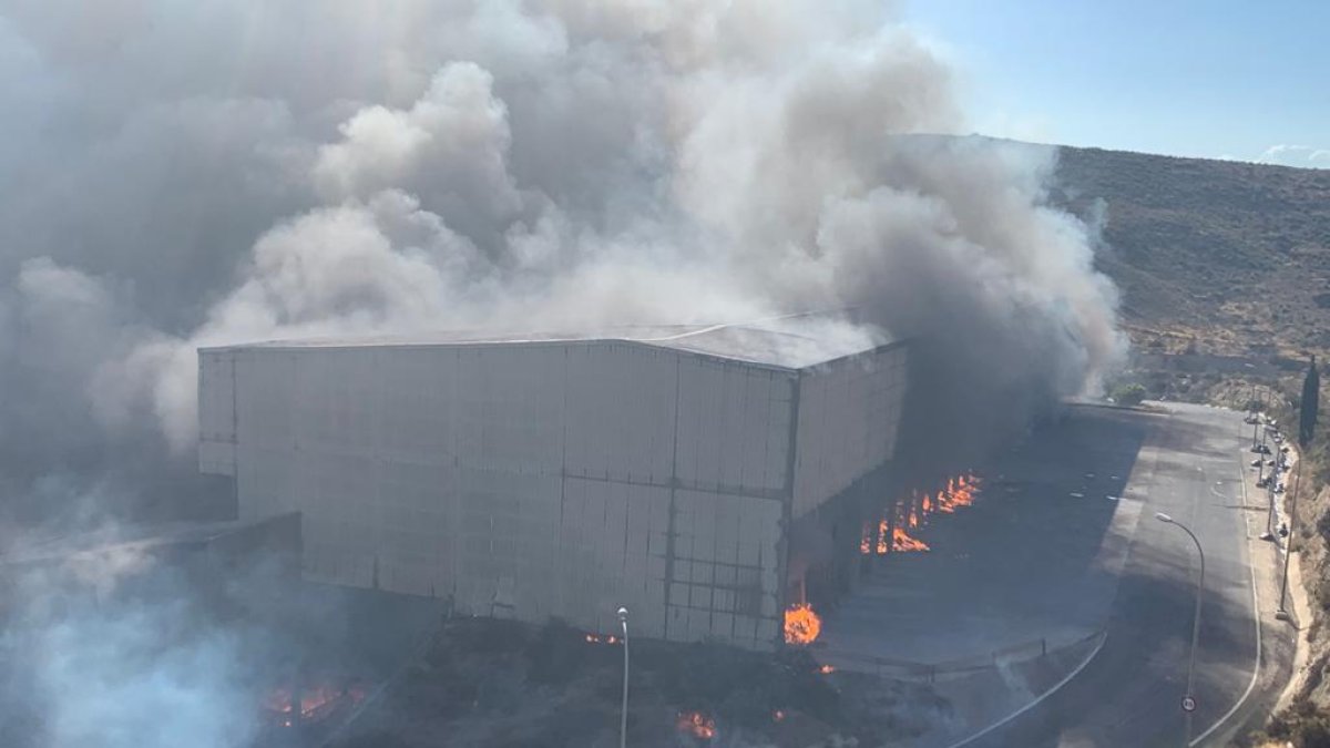 Imagen del incendio en la planta de reciclaje.