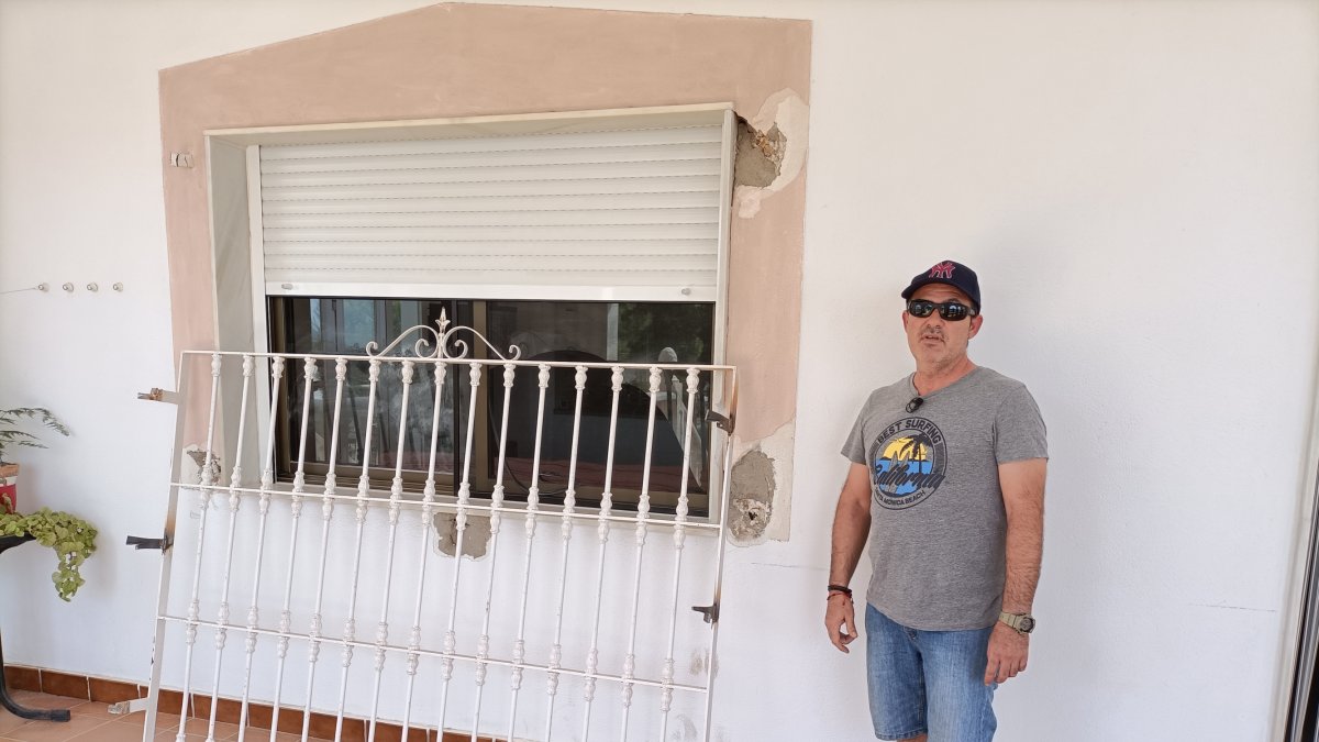 José Antonio Puga junto a la reja que arrancaron para entrar a su casa el sábado.