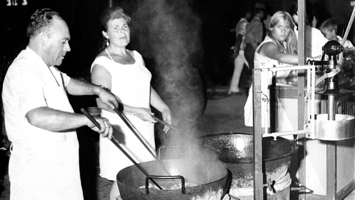 Un clásico de los churros almerienses, el artesano Luis Marín, con su mujer Isabel Jiménez, en el Parque de Almería en la feria de 1968.