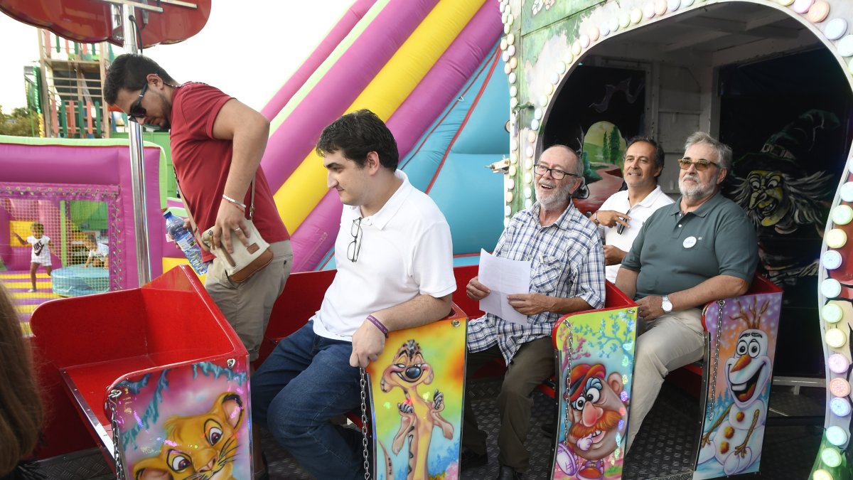 A falta de trenes \'de verdad\' la Mesa se subía ayer al Tren de la Bruja en la Feria.