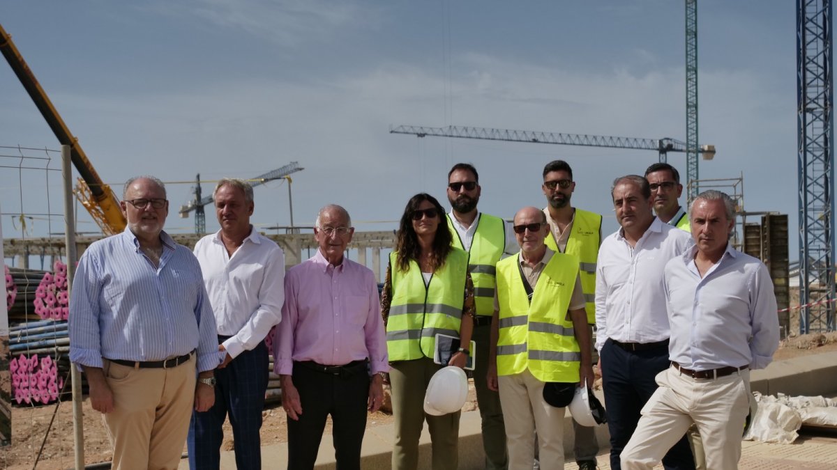 Las autoridades durante la visita a las obras.