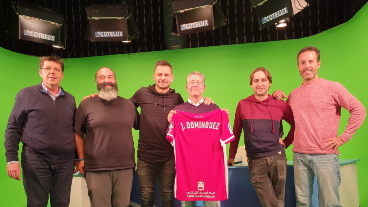 Juan Domínguez con el equipo de Interalmería Televisión, René Román y Juanjo Moreno.