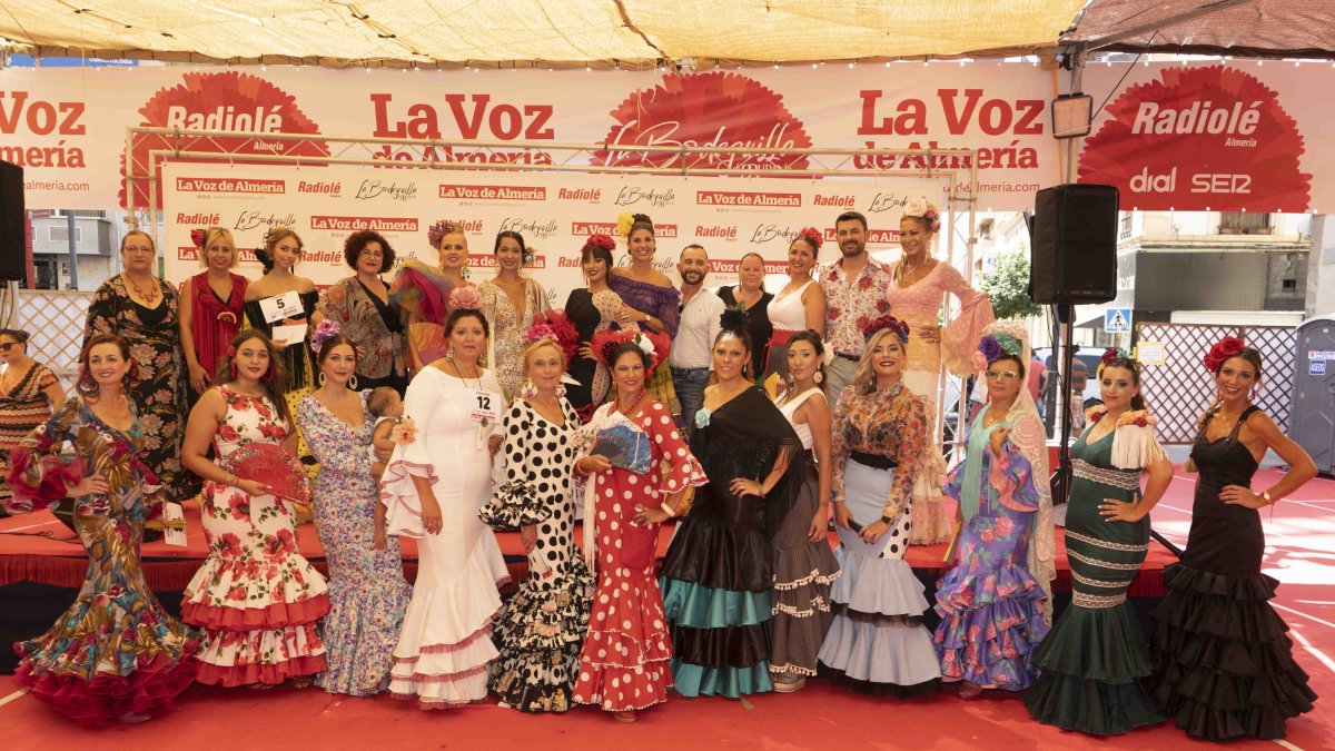 Foto de familia con participantes y jurado del Concurso de Trajes de Flamenca de La Voz de Almería.