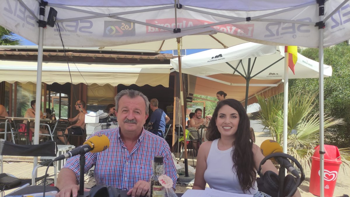 El alcalde de Pulpí se acerca hasta el Stand de la SER en San Juan de los Terreros.