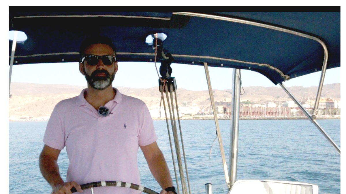 Ramón Fernández-Pacheco, al timón del velero Angie.