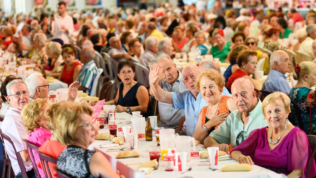 Amigos y familiares se acercaron al homenaje que Almería ha hecho a sus mayores.