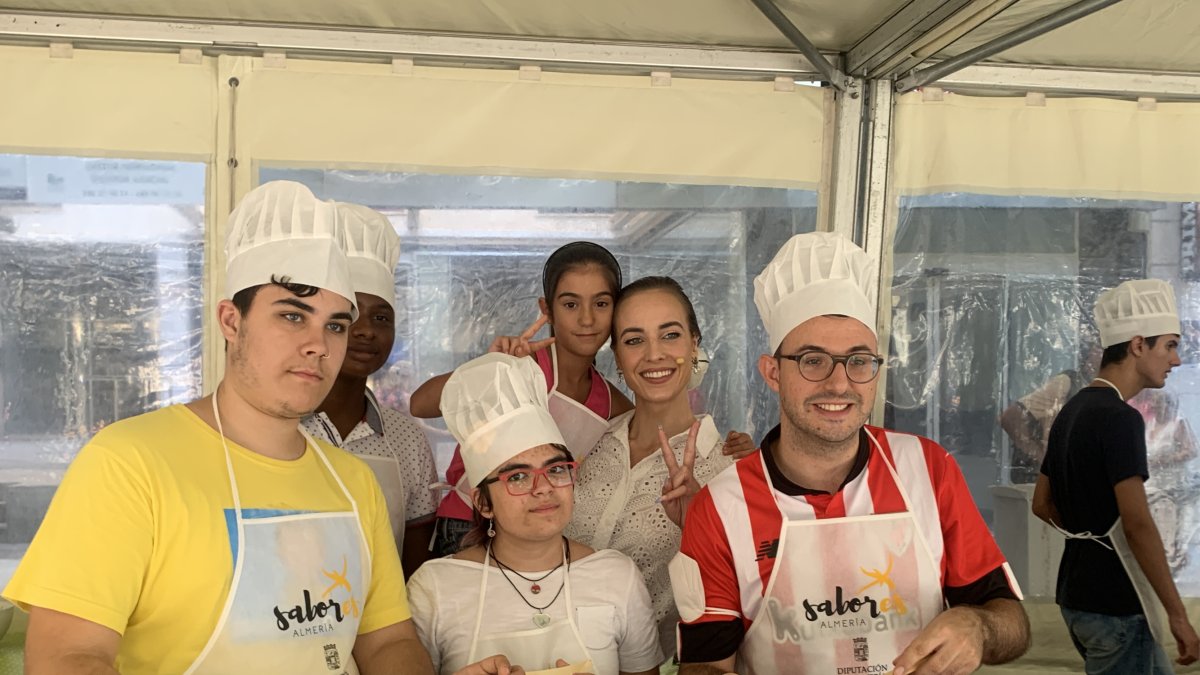 Ana Márquez, presentadora de la actividad junto a los jóvenes que participaron.