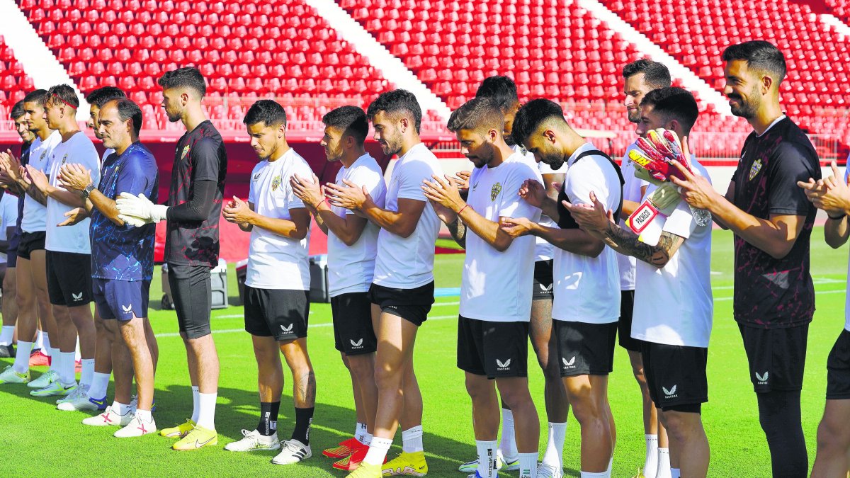 Semana intensa de trabajo en los despachos y en el césped para recibir al Sevilla.