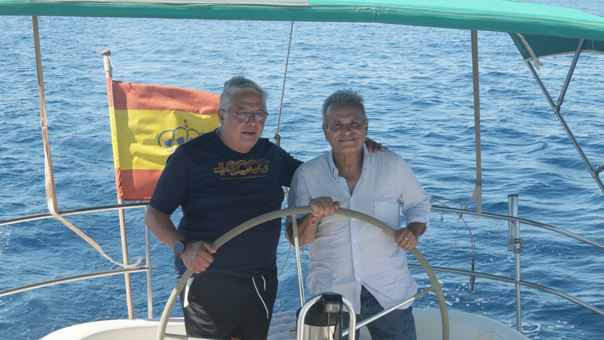 Antonio Felipe Rubio y Cristóbal Cervantes, en el velero Sherry.