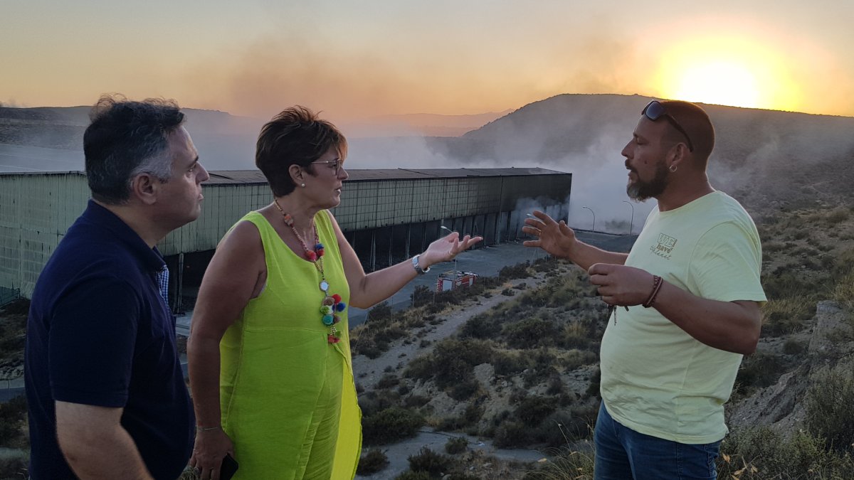 Adriana Valverde, Antonio Ruano y Rubén Gázquez en la planta de reciclaje.