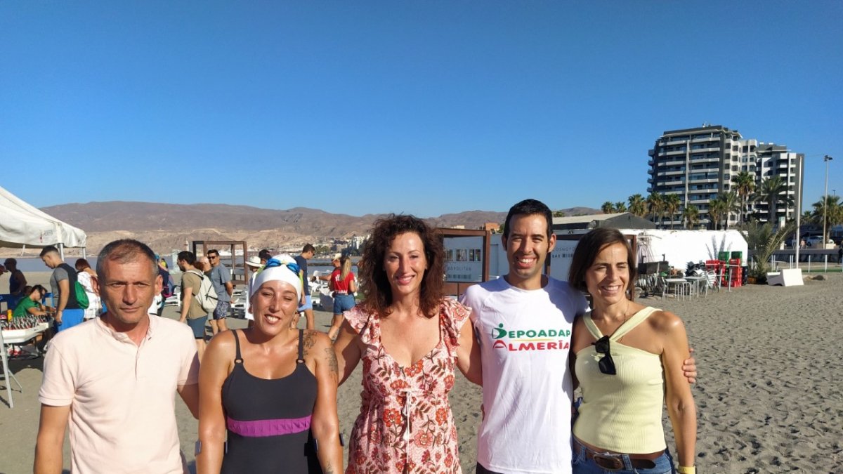 Carlos Tejada posando junto a la alcaldesa de la ciudad Mar Vázquez.