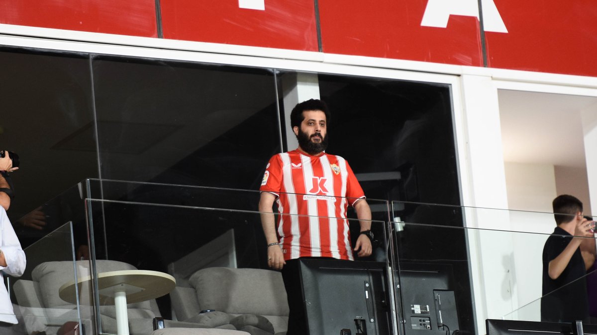 Turki en su palco privado antes de que comenzara el Almería-Sevilla.
