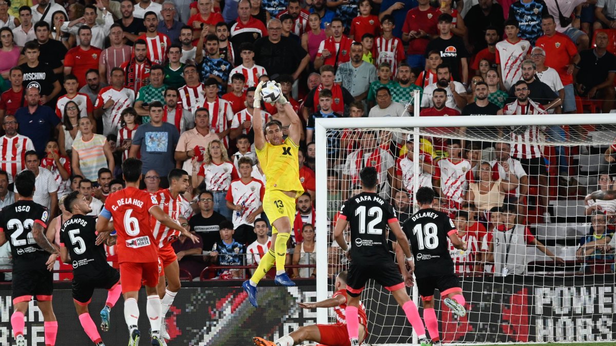 Fernando en el partido Almería-Sevilla del sábado por la noche en el Estadio de los Juegos Mediterráneos.