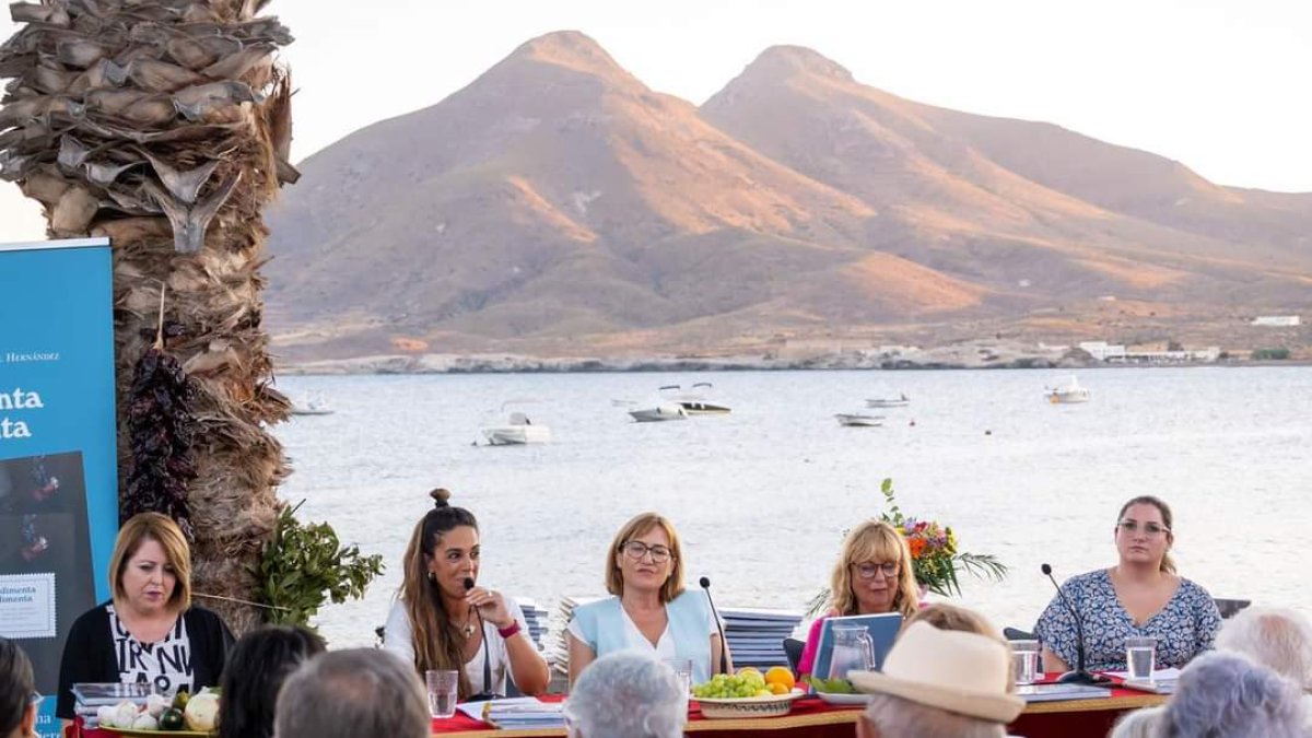 Imagen de la presentación del libro en La Isleta del Moro.