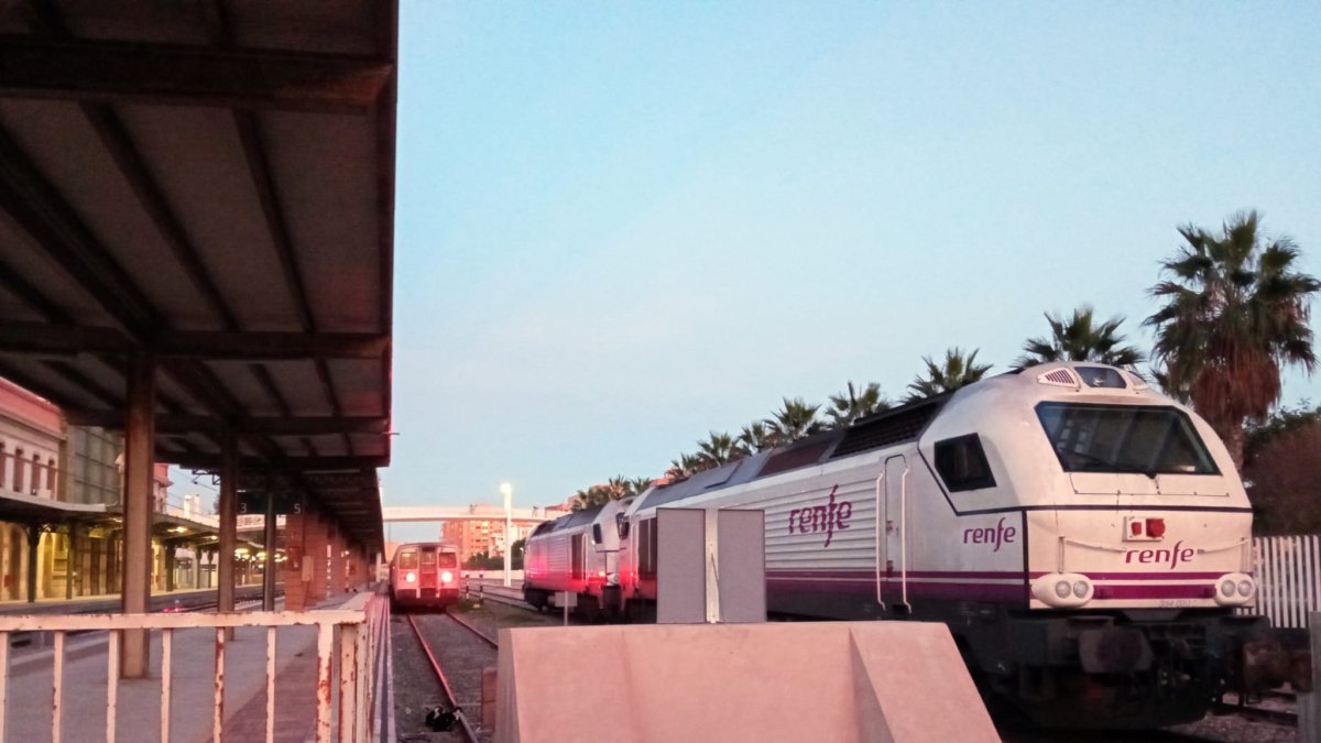 Tren en la Estación Ferroviaria de Almería.