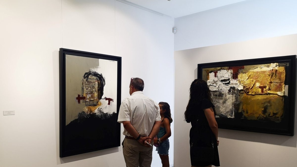 Visitantes observan dos de las obras de la exposición ‘Sudarios’, que puede verse en Olula del Río hasta el 18 de septiembre.