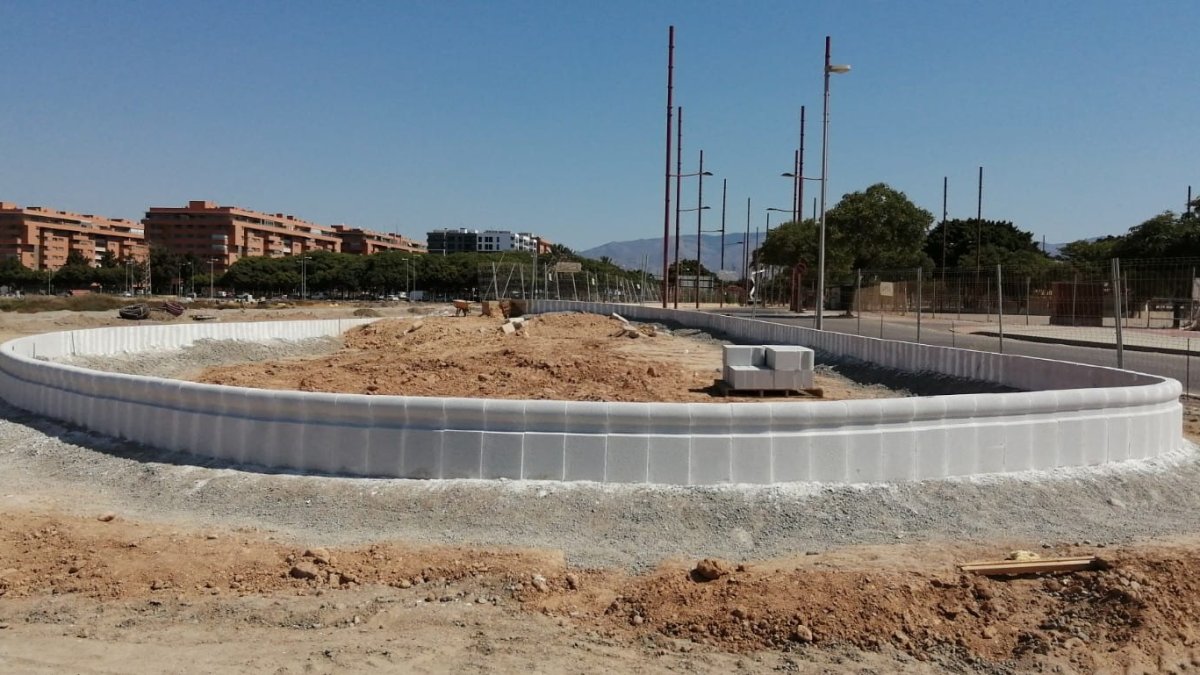 Así se ven los bordillos que delimitarán las zonas verdes del sector