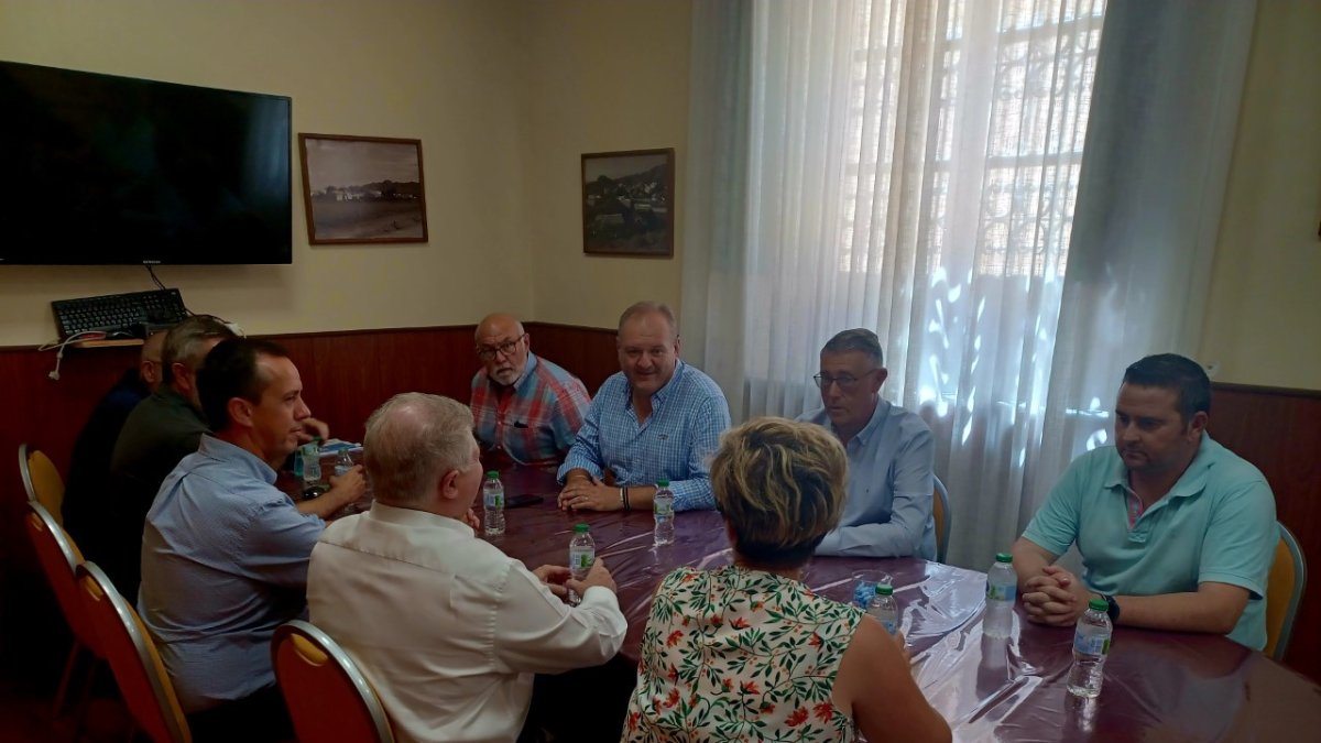 Mario Urrea mantiene un encuentro con Antonio Fernández.