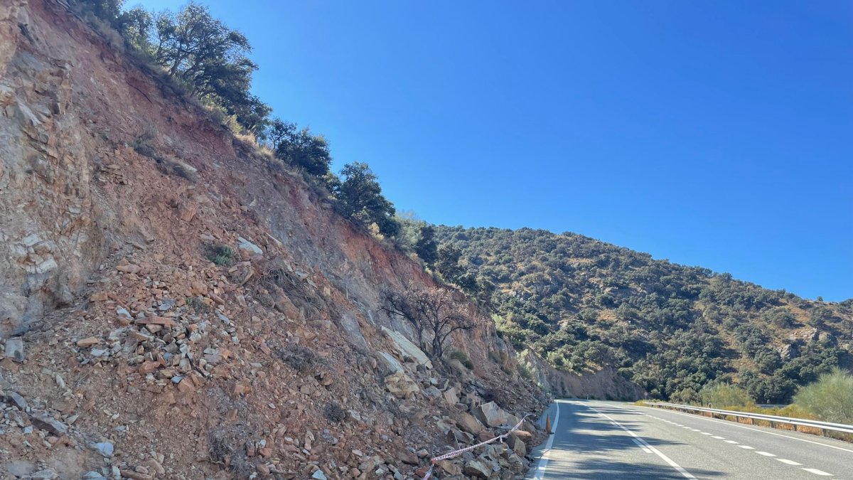 Tramo con desprendimientos de piedra en la Carretera de las Canteras.