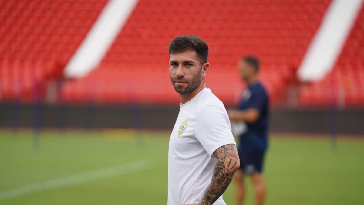 Embarba en un entrenamiento del Almería en el Estadio de los Juegos Mediterráneos.