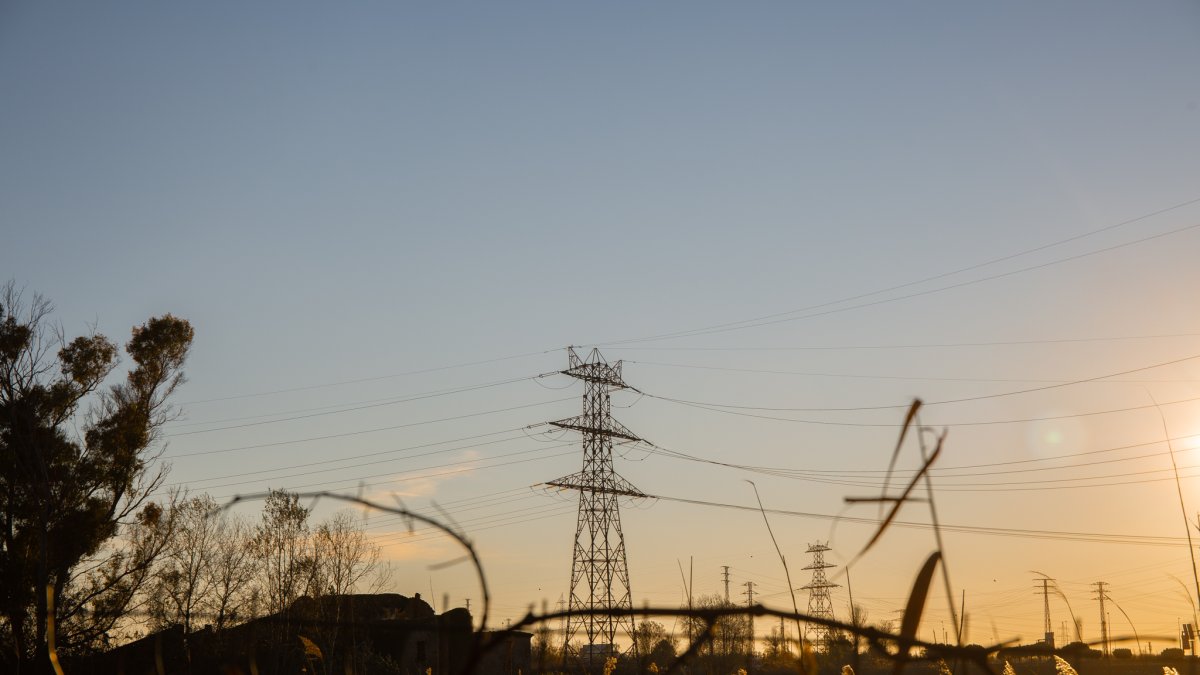 Imagen de archivo de un poste eléctrico.