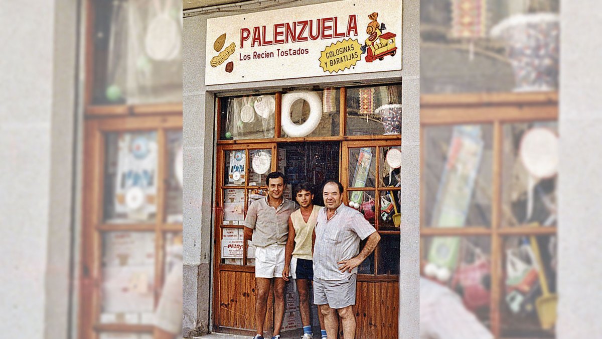 En la foto, su fundador, Francisco Palenzuela Montoya, junto a su hijo Manuel y un empleado, allá por los años ochenta.