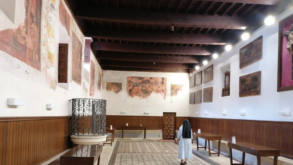 La abadesa paseando ayer por el refectorio, el último día en el que almorzaron en esa sala tras cinco siglos.